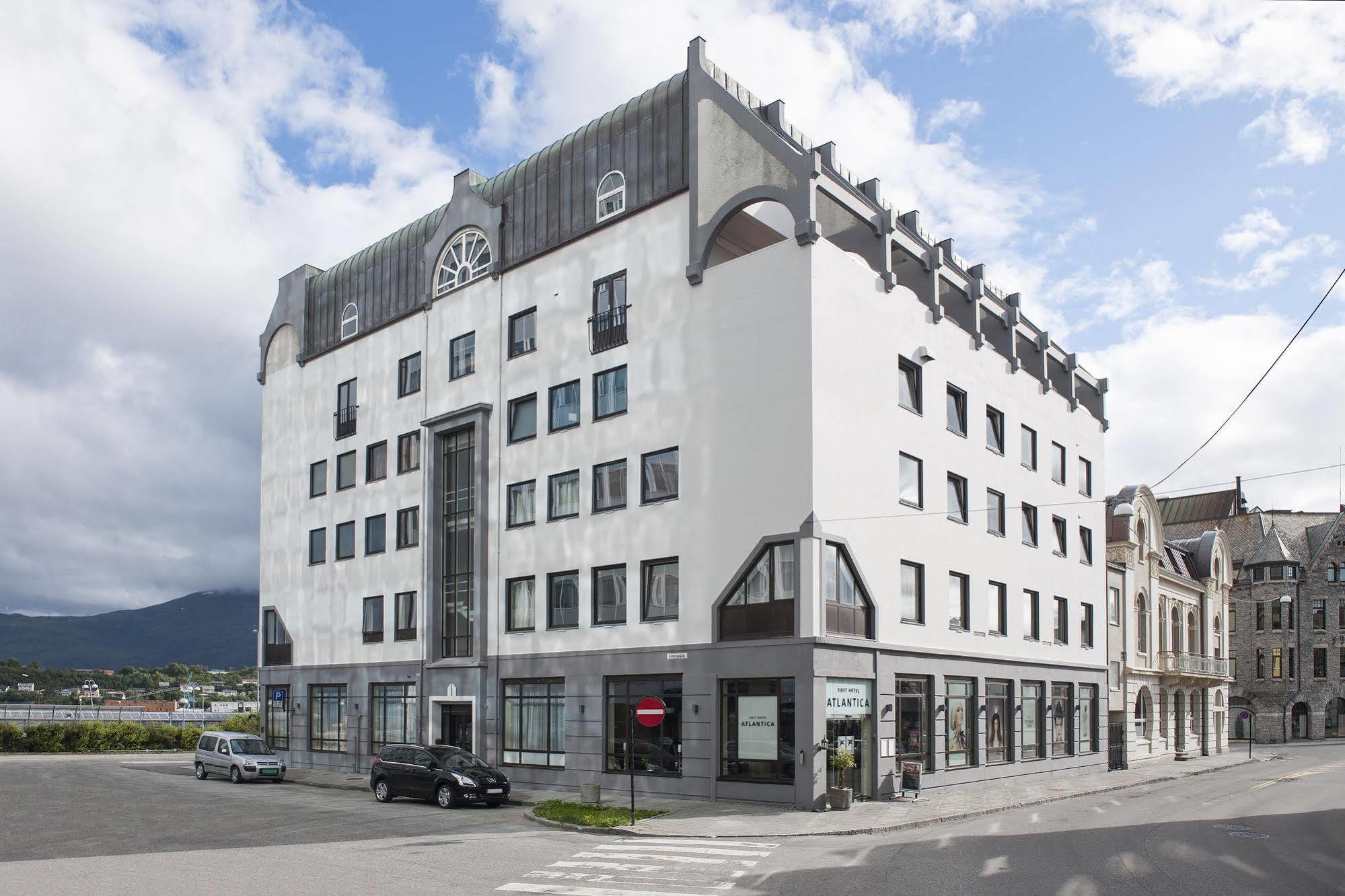 Four Monkeys Ålesund Exterior foto